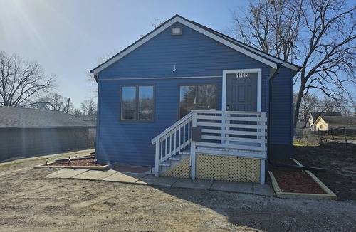 Des Moines House | Modern 3-bedroom, 3 minutes to DMS international Airport.