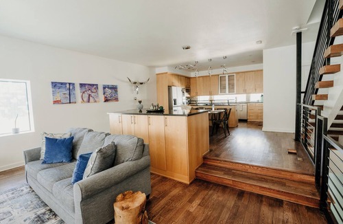 Deep Ellum Condo | Modern 3BR Condo with Rooftop View Near Deep Ellum & Fair Park