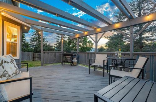Briargate House | Modern 6BR Home in Briargate