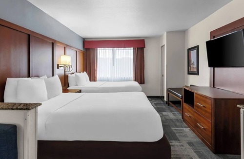 Englewood Hotel | Modern and Comfy Three-Unit Retreat Near Denver Tech, Dining & Local Attractions