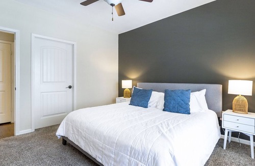 Prairie Village Apartment | Modern Apartment in Prime Location (ID1193X0)