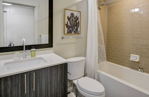 Sandy Apartment | Modern Apartment in Prime Location (ID6644)