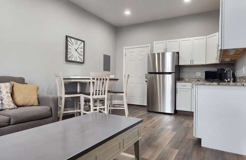 Iola Apartment | Modern Apartment on the Square “Gold”