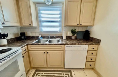 Joslyn Castle Apartment | Modern Apartment Steps from UNMC & Dining
