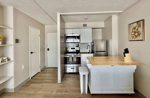 North Central Omaha Apartment | Modern Apartment Steps to Dining & Pickleball Courts
