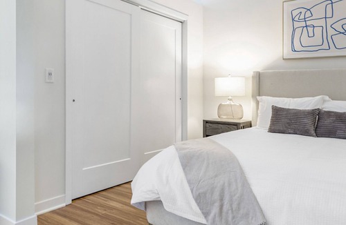 Overland Park Apartment | Modern Apartment in Prime Location (ID6631X57)