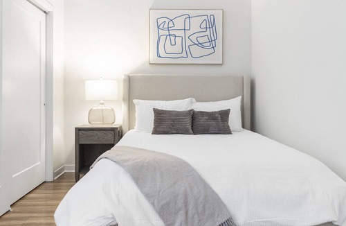 Overland Park Apartment | Modern Apartment in Prime Location (ID6631X57)