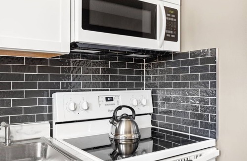 Wayne House | Modern Boho Villas 10 min Airpt./Speedway
