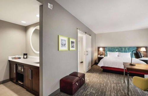 Brooklyn Park Hotel | Modern Brooklyn Park Stay with Pool & Complimentary Breakfast l 2 Rooms