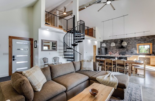 Murdock House | Modern Cabin Near Cheney Lake W Pool and Hot Tub - Holiday Home