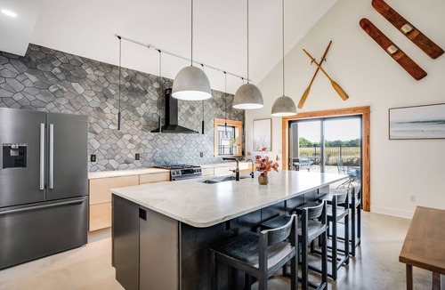 Murdock House | Modern Cabin Near Cheney Lake W Pool and Hot Tub - Holiday Home