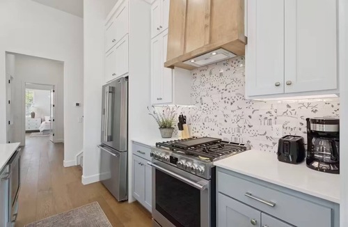 Wheatland House | Modern & Comfy Gem - Walk to Shops & Food