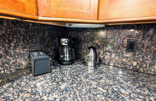 Overland Park House | Modern & cozy 3BR family retreat in south Overland Park