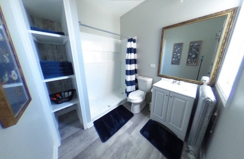 Whiting Apartment | Modern Downtown 1 Bedroom 5 min from the Beach!