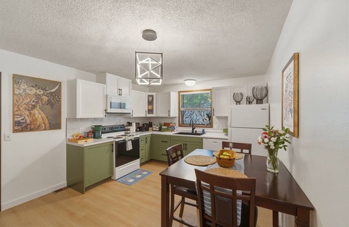 Garden City Apartment | Modern Escape in the heart of Garden City!