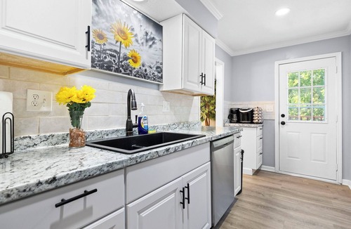 Olathe House | Modern Family Duplex Gateway by YDSH GuestMind - Pet Friendly