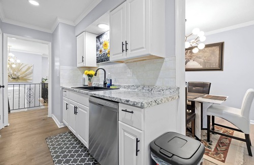Olathe House | Modern Family Duplex Gateway by YDSH GuestMind - Pet Friendly