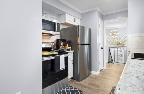 Olathe House | Modern Family Duplex Gateway by YDSH GuestMind - Pet Friendly