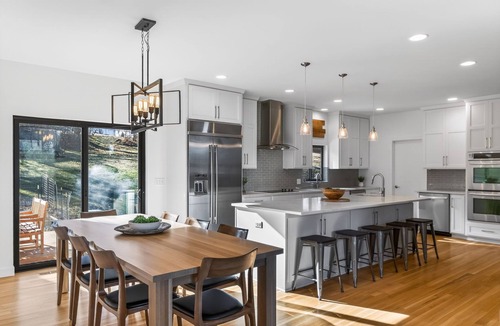 Riverside House | Modern Home 4 Bedrooms with 4 Private Bathrooms 5 min from Morton Amphitheater