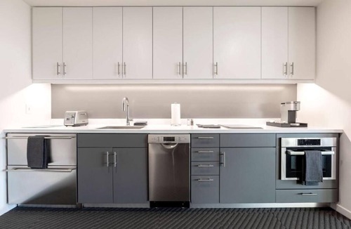 Iowa City Hotel | Modern Iowa City Suite – Steps to Campus, Cafes, Museums & Nightlife