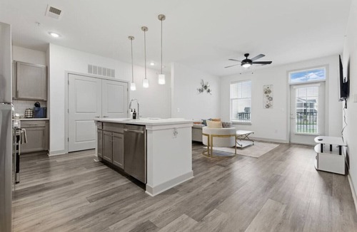 Whitestown Apartment | Modern King Bed | Relax & Stay