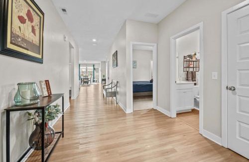 Maxwell House | Modern, newer home, King bed, near Indianapolis