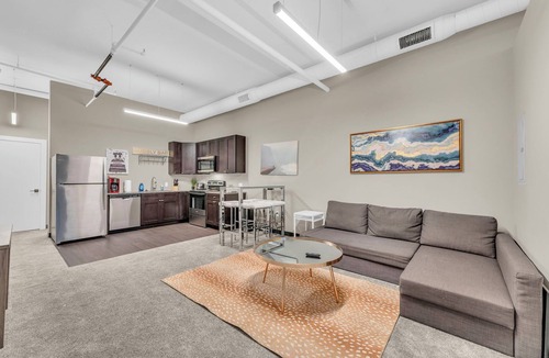 Waldron House | Modern & Nice Place in Kansas Free Parking & WiFi Near Airport Very Convenient