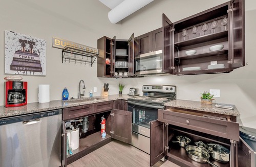 Waldron Apartment | Modern & Nice Place in Kansas Free Parking & WiFi Clean Comfortable and Quite