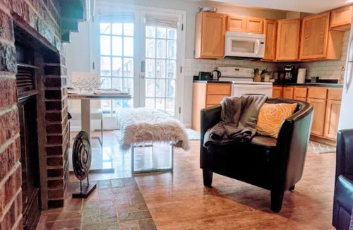Lincoln House | Modern & Private 15 min to Downtown Lincoln Pet Friendly