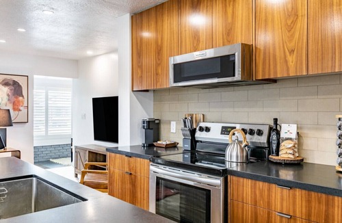 People's Freeway Apartment | Modern Rustic House with Hot Tub Near Downtown