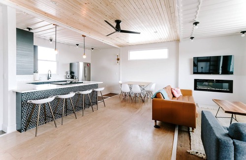 Berkley Apartment | Modern Shipping Container Guest House w/City Views