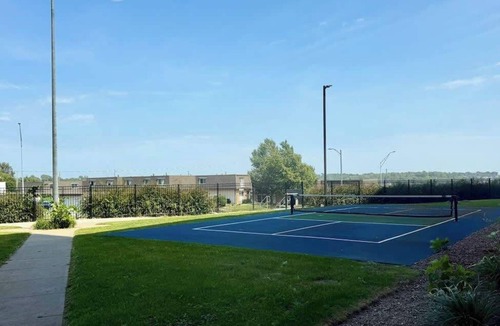 North Central Omaha Apartment | Modern Studio near Dining w/ Gym & Free Parking