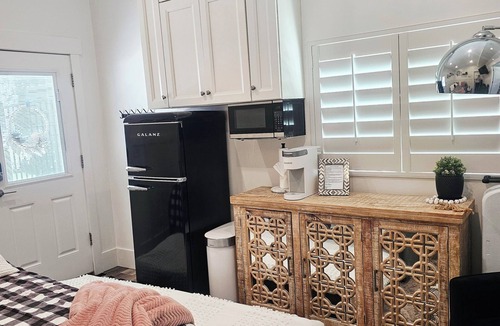 Layton Apartment | Modern Studio with Washer & Dryer