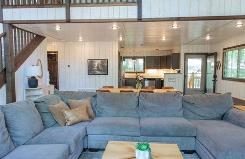 Innsbrook Ski Chalet | Modern Tyrolean Chalet Walk to Pool, Kayaks