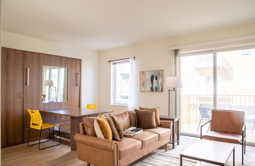 Fifth Ward Apartment | Modern Walker`s Point Studio with Gym and Balcony