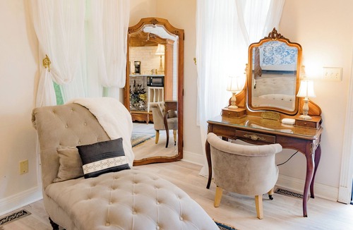 Versailles Bed & Breakfast | Montgomery Inn BnB