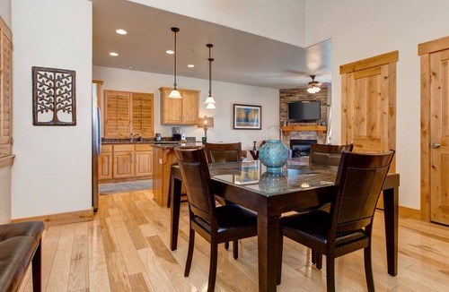 Bear Hollow Village Condo | Moose Mgmt at Bear Hollow 3307 Scenic View-King Bed-AC-Fans-Pool-Dogs Welcome