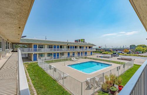 Waldron Hotel | Motel 6 Kansas City, MO - Airport