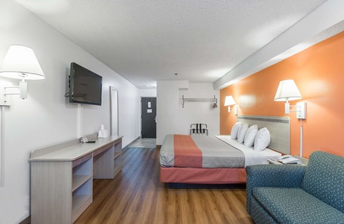 Lawrence Hotel | Motel 6 Lawrence, KS