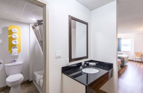 Lawrence Hotel | Motel 6 Lawrence, KS