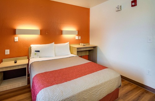 Lenexa Hotel | Motel 6 Lenexa, KS - Kansas City Southwest