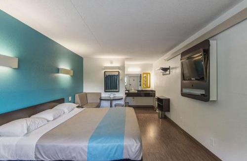 Overland Park Hotel | Motel 6-Overland Park, KS