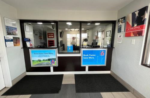 Wichita Hotel | Motel 6-Wichita, KS - AIRPORT