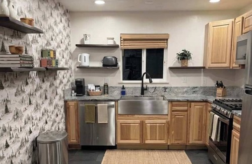 Valley of the Sun Cabin | Mountain Cabin w/Hot Tub & Washer Dryer