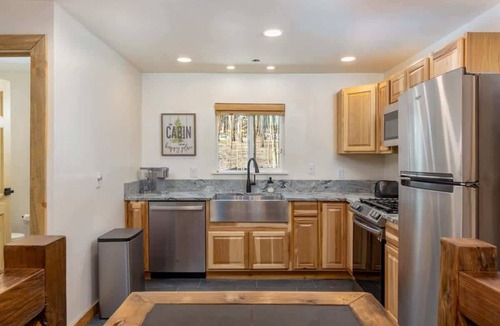 Valley of the Sun Cabin | Mountain Cabin w/Hot Tub & Washer Dryer