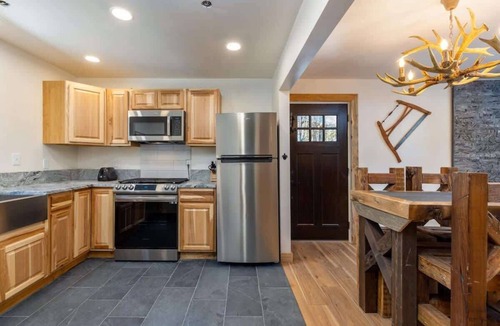 Valley of the Sun Cabin | Mountain Cabin w/Hot Tub & Washer Dryer