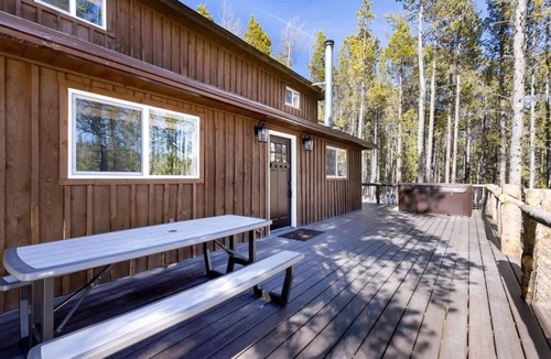 Valley of the Sun Cabin | Mountain Cabin w/Hot Tub & Washer Dryer