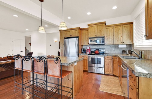 Eden House | Mountain Escape w/Valley Views & Private Hot Tub