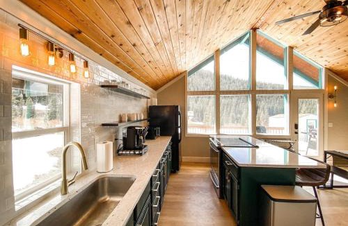 Breckenridge House | Mountain View Cabin Near Trails & Slopes
