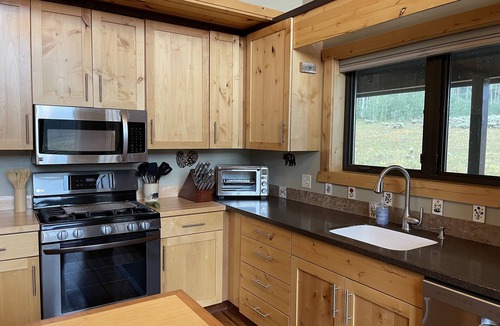Island Park Cabin | Mountain View Cabin with Hot Tub 10 Min to Yellowstone Sleeps 10